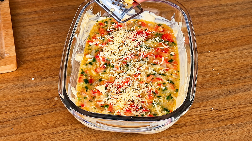 Queijo-Ralado-Sobre-Preparacao-Cremosa-1024x576 Omelete de Forno com Legumes e Queijo: Receita Fácil, Fofinha e Econômica