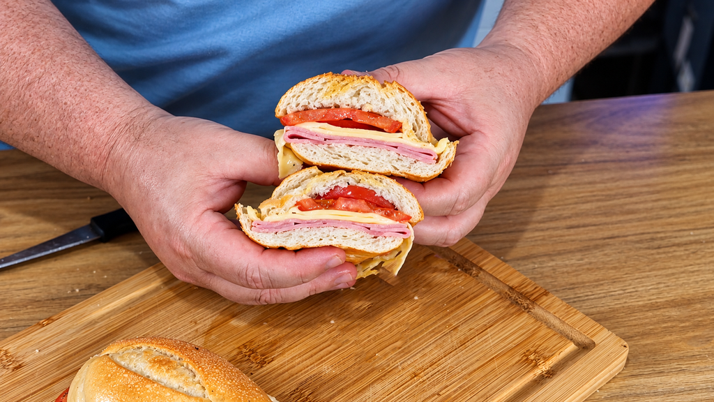 Sanduiche-artesanal-nas-maos-1024x576 Sanduíche de Pão Amanhecido na Airfryer: Crocante, Econômico e Pronto em 5 Minutos
