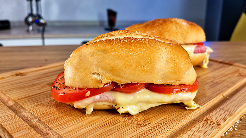 Sanduiche-de-Tomate-com-Queijo-Derretido-1024x576 Sanduíche de Pão Amanhecido na Airfryer: Crocante, Econômico e Pronto em 5 Minutos
