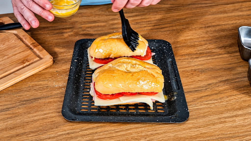 Sanduiches-dourados-sendo-pincelados-com-ovo-1024x576 Sanduíche de Pão Amanhecido na Airfryer: Crocante, Econômico e Pronto em 5 Minutos
