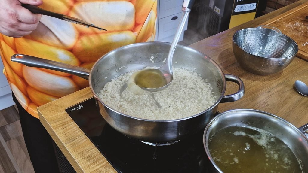 cozinhando-risoto-com-caldo-1024x576 Risoto à Carbonara: Cremoso com Guanciale, Ovos e Parmesão