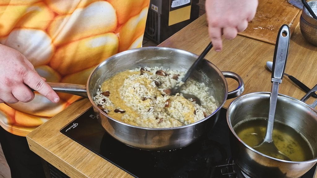 finalizando-risoto-com-creme-carbonara-1024x576 Risoto à Carbonara: Cremoso com Guanciale, Ovos e Parmesão