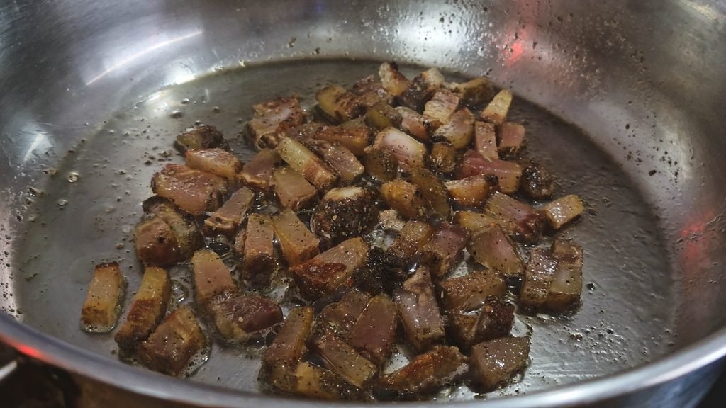 guanciale-dourando-na-frigideira-1024x576 Risoto à Carbonara: Cremoso com Guanciale, Ovos e Parmesão