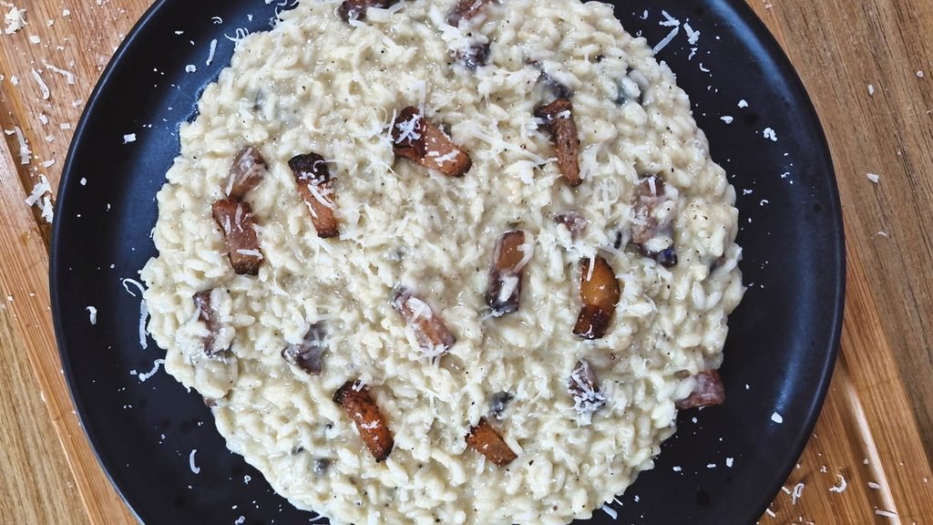  Risoto à Carbonara: Cremoso com Guanciale, Ovos e Parmesão